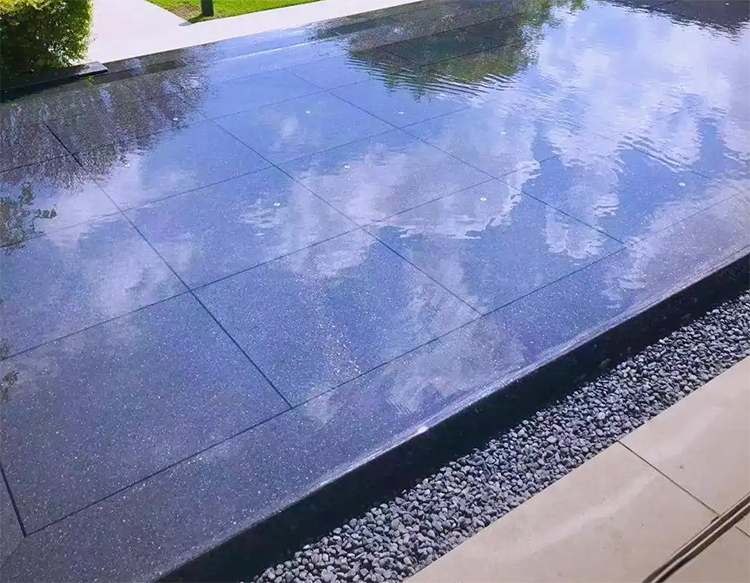 镜面水景如何做到出水平滑的效果